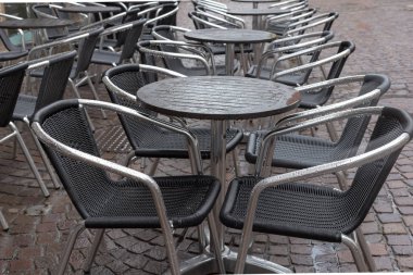 bir yağmurlu günde güneye Alman tarihi şehir içinde sandalye masada kilitli ve yağmurlu koşulları Zımbalanmış