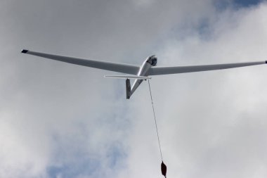 güneşli bir günde ilkbaharda, Güney Almanya'da mavi gökyüzü ve vinç planör başlayabilir