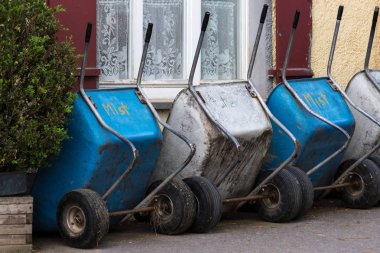 Güney Almanya kelime sis sis ve futter gıda şehir Münih veya stuttgart yakınındaki anlamına gelir bir damızlık Çiftliği'nde bahar ay el arabası olabilir