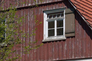 Güney Alman kırsal alan çitler binalar, kapı, windows önce baharda, çatılar ve binaların çoğu tipik romantik görünümü
