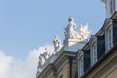 Mayıs ayında güneşli bir günde güneye Alman bir şehir muhteşem bina cephe görüşlerini ayrıntılı