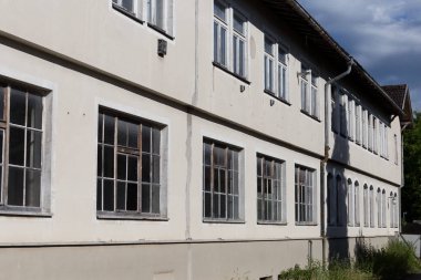 Haziran ayında Güney Almanya çok güneşli bir günde terkedilmiş bir sanayi bölgesi baca ve gürültüyle çarpmak pencere ve cepheler yenileme ihtiyacı ile yaşlı mimarisini görmek