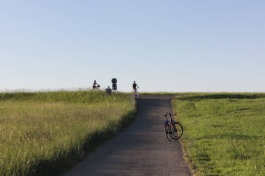 bir çok güzel bir güneşli gün ucunda Güney Almanya'da berrak mavi gökyüzünün ve yeni çim ve ağaçların yaprakları çok parlak ve renkli görünebilir