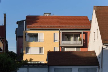 Haziran ayında Güney Almanya çok güneşli bir günde cepheler Windows'un ve süs eşyaları ile tarihi bir şehir, çatılar parçası görmek