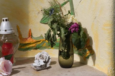 Haziran ayında Güney Almanya çok güneşli bir günde bir iz bisiklet ve koşucular kaza hatırlamak için yakın mezar taşı orada olduğunu gördün