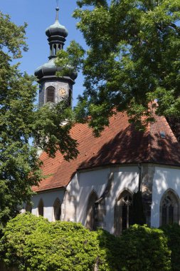 Haziran ayında Güney Almanya çok güneşli bir günde kırsal mavi gökyüzü ve taze yeşil ve ağaçlar altında küçük kiliseler bina ve süs eşyaları gibi ayrıntılarla görüşürüz