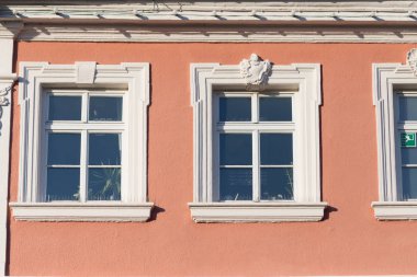 Haziran ayında Güney Almanya çok güneşli bir günde cepheler Windows'un ve süs eşyaları ile tarihi bir şehir, çatılar parçası görmek