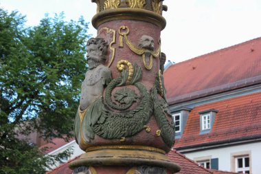 Güney Almanya İmparatorluk bir kasabada çeşme yapısı ve rakamlar ve tarihinin antik açıdan ve Almanya'da ünlü kültür mirasına ayrıntılarını görmek