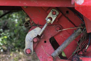 kırsal kırsal kesimde güney Almanya'da Haziran ayında güneşli bir makine, tekerlekler ve ürün toplama ve tarım çiftlik ekipman parçaları işe bakın
