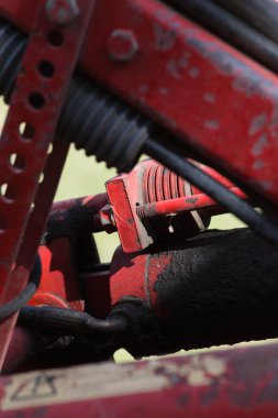 kırsal kırsal kesimde güney Almanya'da Haziran ayında güneşli bir makine, tekerlekler ve ürün toplama ve tarım çiftlik ekipman parçaları işe bakın