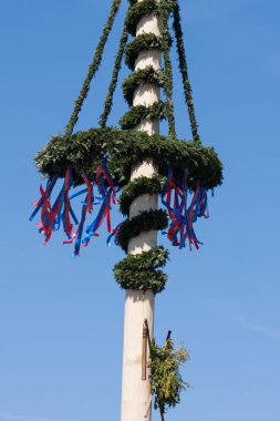 Mavi gökyüzü arka plan üzerinde şenlikli direği süslemeleri