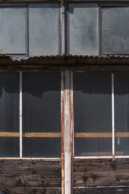 Güney Almanya'da endüstriyel bir alanda duvarlar ve büyük binalar ve desenleri iyi soyut kullanmak için arka plan olarak gördüğünüz