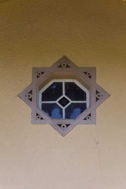 Haziran ayında Güney Almanya çok güneşli bir günde kırsal evleri ve cepheler ağaçlar ve bitkiler küçük köy ve yerler etrafında görmek