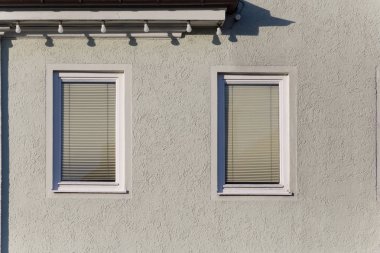 Haziran ayında Güney Almanya çok güneşli bir günde cepheler Windows'un ve süs eşyaları ile tarihi bir şehir, çatılar parçası görmek