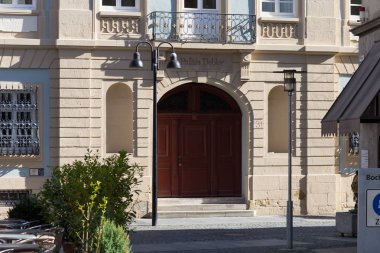 bir bahar gününde Güney Alman tarihi şehir balkon ve çitler ve heykeller binaların içinde