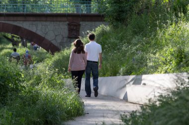 çiftler de ağaçların gölgesinden ile yeşil çim atmosferde sıcak havalarda rahatlatıcı bir zaman var gibi Haziran ayında Güney Almanya çok güneşli bir günde siz bayanlar, baylar ve her ikisi de birlikte görmek
