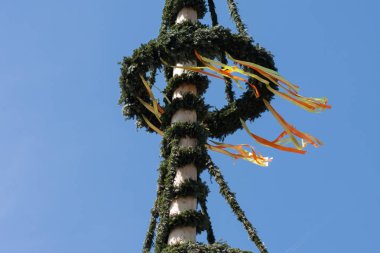 Mavi gökyüzü arka plan üzerinde şenlikli direği süslemeleri