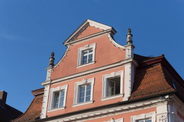 Haziran ayında Güney Almanya çok güneşli bir günde cepheler Windows'un ve süs eşyaları ile tarihi bir şehir, çatılar parçası görmek