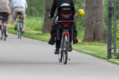orta Mayıs taze yeşil bayanlar ve beyler sakin ve temiz Bahçe park açık havada egzersiz için davet ediyor
