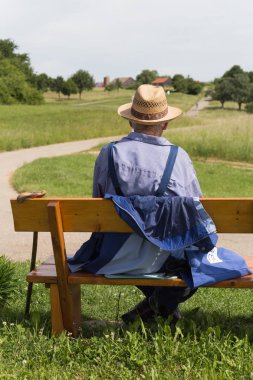 manzara izlemek ve konuşmayı yol kenarı iki yaşlı beyler gördüğünüz kırsal kırsal kesimde güney Almanya'da Haziran ayında güneşli bir günde