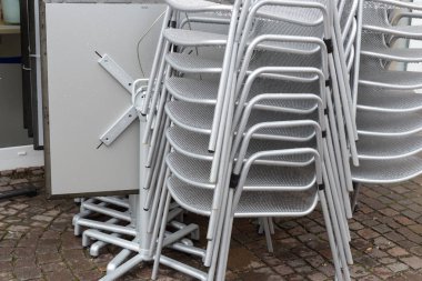 Yağmurlu bir gün yığılmış koltuklarda Güney Almanya görünümünü.