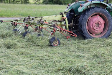 sonu Güney Alman manzara elli yaşındaki makinesinde saman kurutma amacı için dönüşebilir