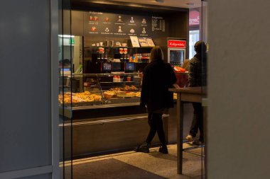 İnsanlar bying gıda kafe, Almanya.