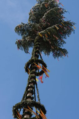 Mavi gökyüzü arka plan üzerinde şenlikli direği süslemeleri