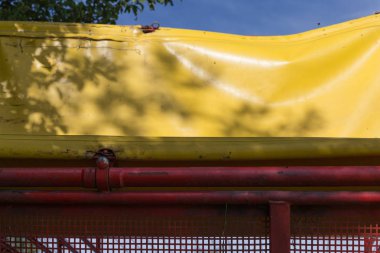 kırsal kırsal kesimde güney Almanya'da Haziran ayında güneşli bir makine, tekerlekler ve ürün toplama ve tarım çiftlik ekipman parçaları işe bakın