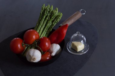 tablo üzerinde tavada taze sebze