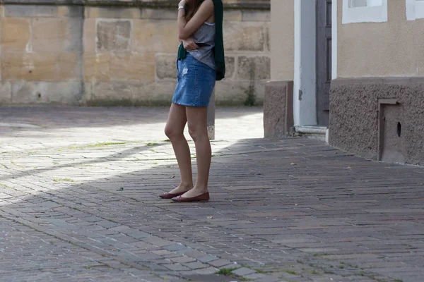 çiftler de ağaçların gölgesinden ile yeşil çim atmosferde sıcak havalarda rahatlatıcı bir zaman var gibi Haziran ayında Güney Almanya çok güneşli bir günde siz bayanlar, baylar ve her ikisi de birlikte görmek