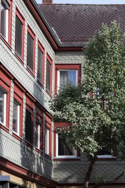 Einem Sonnigen Junitag Süddeutschland Sieht Man Fassadenfenster Und Teile Der — Stockfoto