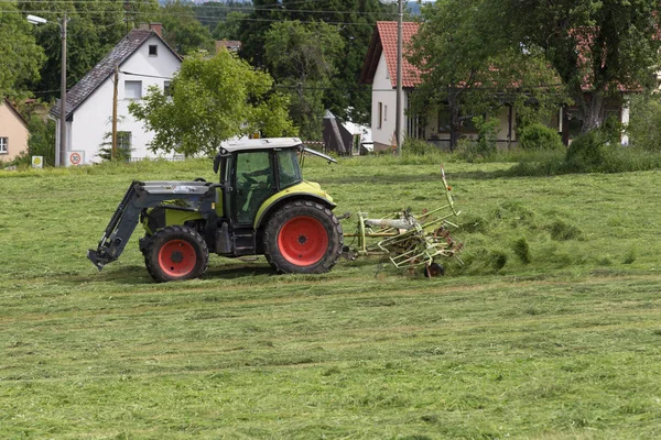 Nagyon Napos Dél Németország Júniusban Látod Traktor Mezőgazdasági Termelő Hogy — Stock Fotó