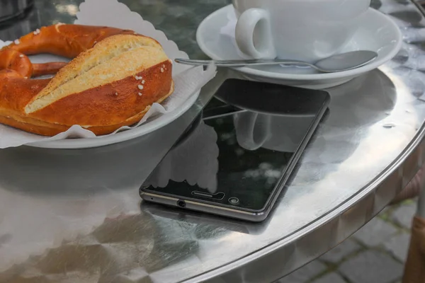 Téléphone Portable Côté Cappuccino Italien Avec Bretzel Allemand Avec Une — Photo