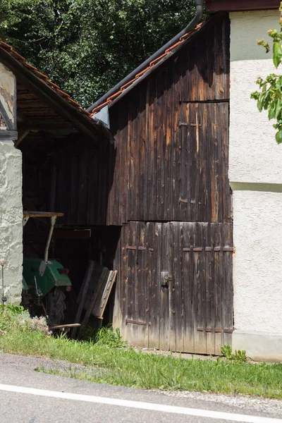 Bardzo Słoneczny Dzień Czerwcu Południowych Niemczech Widzisz Szczegóły Kolory Domek — Zdjęcie stockowe