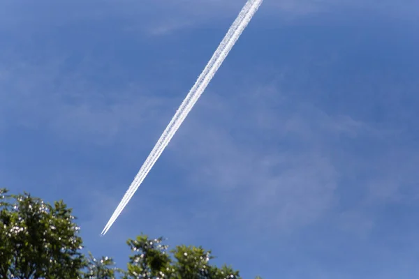 Солнечный День Июне Южной Германии Видите Современный Реактивный Самолет Высоко — стоковое фото