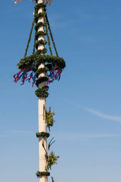 Decoraciones Festivas Maypole Sobre Fondo Azul Del Cielo — Foto de Stock