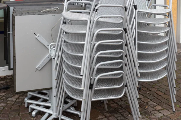 Blick Auf Gestapelte Stühle Bei Regen Süddeutschland — Stockfoto