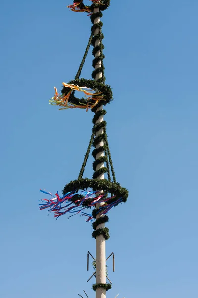 Decorações Festivas Maypole Fundo Céu Azul — Fotografia de Stock