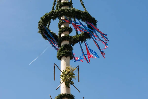 Decorações Festivas Maypole Fundo Céu Azul — Fotografia de Stock