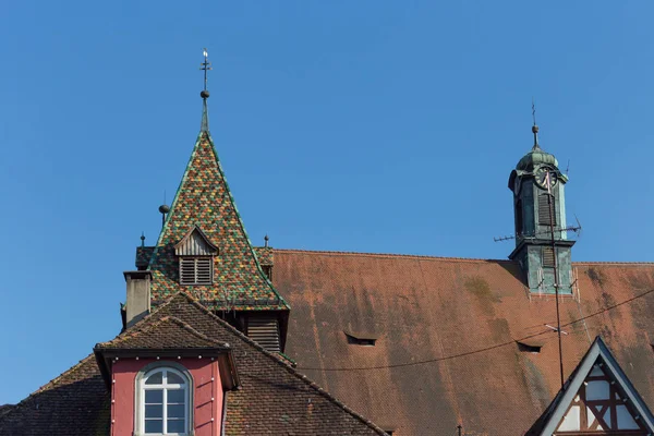 南ドイツの歴史的都市古代ファサードで 月末非常に晴れた日と Pastell の屋根の色が熟考の感動的な景色 — ストック写真