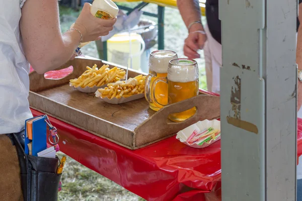 Jardín Fiesta Aire Libre Deliciosas Papas Fritas Sirven Con Servidor — Foto de Stock