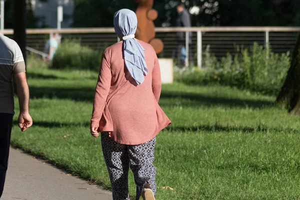 çiftler de ağaçların gölgesinden ile yeşil çim atmosferde sıcak havalarda rahatlatıcı bir zaman var gibi Haziran ayında Güney Almanya çok güneşli bir günde siz bayanlar, baylar ve her ikisi de birlikte görmek