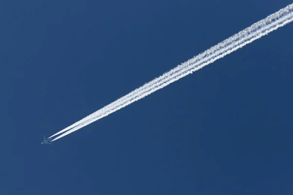 南ドイツで 月に非常に晴れた日に 現代のジェット航空機上空を参照してください — ストック写真