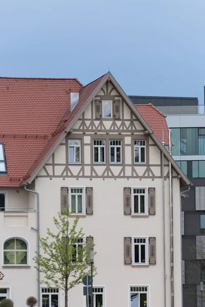 Южно Германских Исторических Фасадах Города Детальными Украшениями Фигурами Описывают Захватывающий — стоковое фото