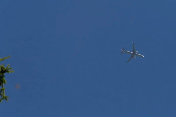 Nagyon Napos Dél Németország Júniusban Látod Egy Modern Repülőgép Magasan — Stock Fotó