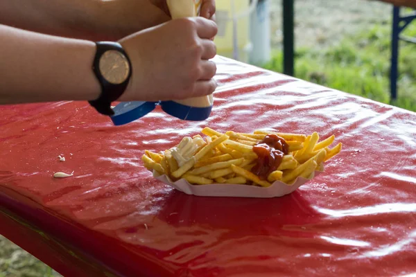 Utomhus Trädgårdsfest Serveras Läckra Pommes Frites Med Server Röd Ketchup — Stockfoto