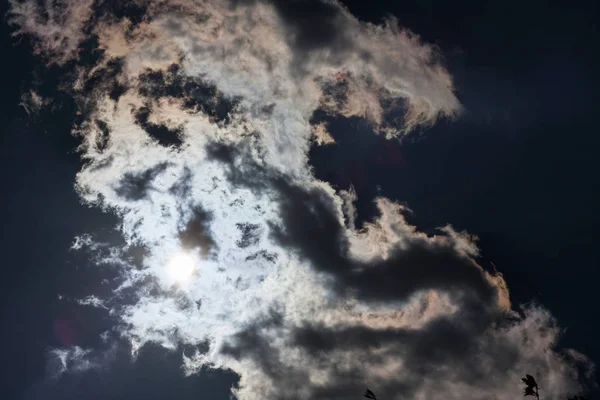 Fundo Natural Céu Azul Com Nuvens Brancas Semelhantes Penas — Fotografia de Stock