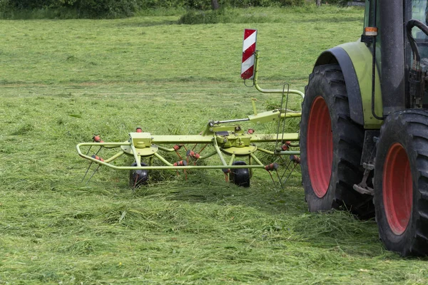 Nagyon Napos Dél Németország Júniusban Látod Traktor Mezőgazdasági Termelő Hogy — Stock Fotó