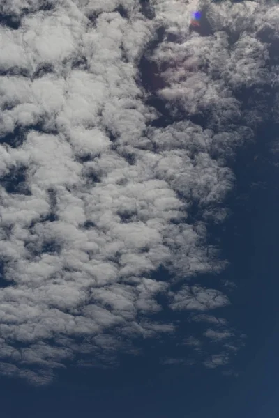 南ドイツで 月に非常に晴れた日で 田舎の風景に夏雲と青空を参照してください — ストック写真